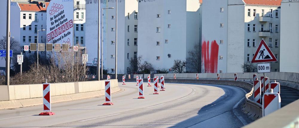 Seit Mittwochabend ist die Stadtautobahnbrücke der A100 voll gesperrt.