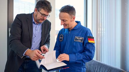Christoph Seidler, Autor des Mondbuches „Armstrongs Erben“, und der ESA-Astronaut Matthias Maurer. 