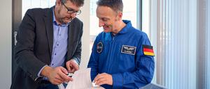 Christoph Seidler, Autor des Mondbuches „Armstrongs Erben“, und der ESA-Astronaut Matthias Maurer. 