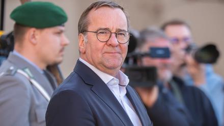 Bundesverteidigungsminister Boris Pistorius (SPD) wartet auf seinen ukrainischen Amtskollegen Umjerow vor einem bilateralen Gespräch im Verteidigungsministerium.