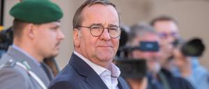 Bundesverteidigungsminister Boris Pistorius (SPD) wartet auf seinen ukrainischen Amtskollegen Umjerow vor einem bilateralen Gespräch im Verteidigungsministerium.