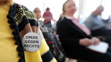 Erstmals kommen verschiedene Initiativen von Omas gegen rechts in Potsdam zusammen. 
