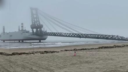 Screenshot aus einem Social-Media-Video über ein neues chinesisches Lastkahnsystem, das für den effizienten Transport von Versorgungsgütern von Schiff zu Land konzipiert wurde.