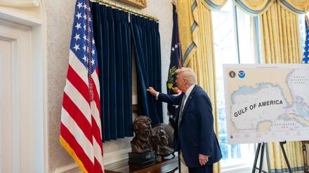 US-Präsident Donald Trump zieht im Oval Office den blauen Vorhang zur Seite, hinter dem die Unabhängigkeitserklärung zu sehen ist. 