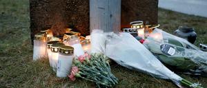 FILE PHOTO: Flowers and candles are placed near the Risbergska school, following a deadly shooting attack at the adult education center in Orebro, Sweden, February 5, 2025. REUTERS/Kuba Stezycki/File Photo