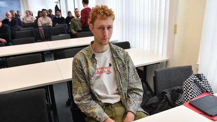 Kläger Lars Ritter sitzt in einem Verhandlungssaal im Verwaltungsgericht. 