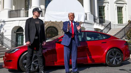 Elon Musk, Donald Trump und der rote Tesla (im Hintergrund das Weiße Haus). In Kanada soll Tesla Fördergelder eingestrichen haben.