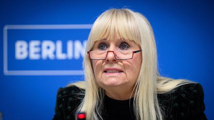 Iris Spranger (SPD), Berliner Senatorin für Inneres und Sport, äußert sich bei einer Pressekonferenz. 