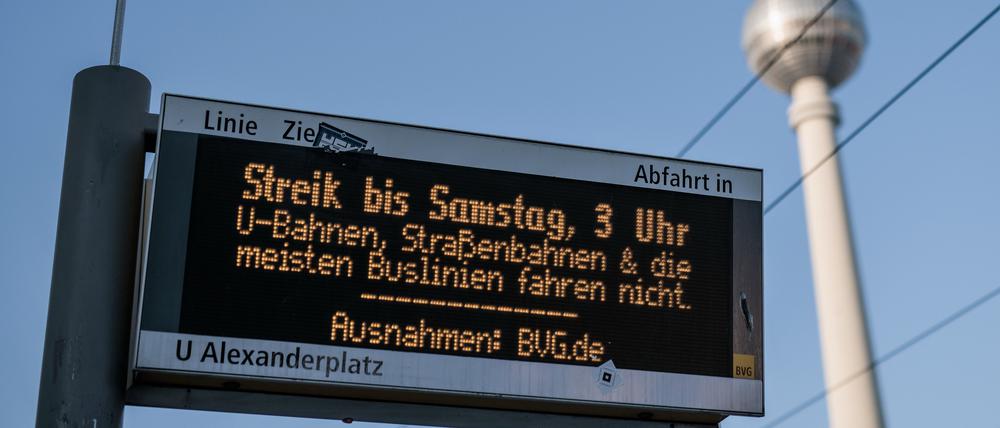 Auf der Anzeigetafel an der Straßenbahnhaltestelle am Alexanderplatz steht der Text «Streik bis Samstag, 3 Uhr U-Bahnen, Straßenbahnen & die meisten Buslinien fahren nicht». 
