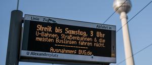 Auf der Anzeigetafel an der Straßenbahnhaltestelle am Alexanderplatz steht der Text «Streik bis Samstag, 3 Uhr U-Bahnen, Straßenbahnen & die meisten Buslinien fahren nicht». 