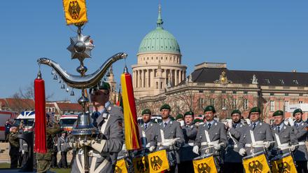 Das Wachbataillon der Bundeswehr marschiert nach der Kommandoübergabe des Landeskommandos Brandenburg im Neuen Lustgarten mit Marschmusik aus. Oberst Detlefsen hat nach acht Jahren die Befehlsgewalt an Oberst Scholtka übergeben.