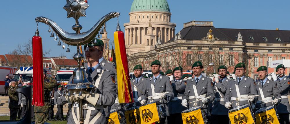 Das Wachbataillon der Bundeswehr marschiert nach der Kommandoübergabe des Landeskommandos Brandenburg im Neuen Lustgarten mit Marschmusik aus. Oberst Detlefsen hat nach acht Jahren die Befehlsgewalt an Oberst Scholtka übergeben. 