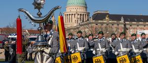 Das Wachbataillon der Bundeswehr marschiert nach der Kommandoübergabe des Landeskommandos Brandenburg im Neuen Lustgarten mit Marschmusik aus. Oberst Detlefsen hat nach acht Jahren die Befehlsgewalt an Oberst Scholtka übergeben. 