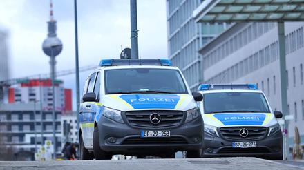 Einsatzfahrzeuge der Polizei bei einem Einsatz. (Symbolbild)