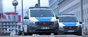 Einsatzfahrzeuge der Polizei bei einem Einsatz vor dem Ostbahnhof (Symbolbild)