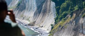 Eine 20-Jährige gerät an Steilküste auf Rügen in Not