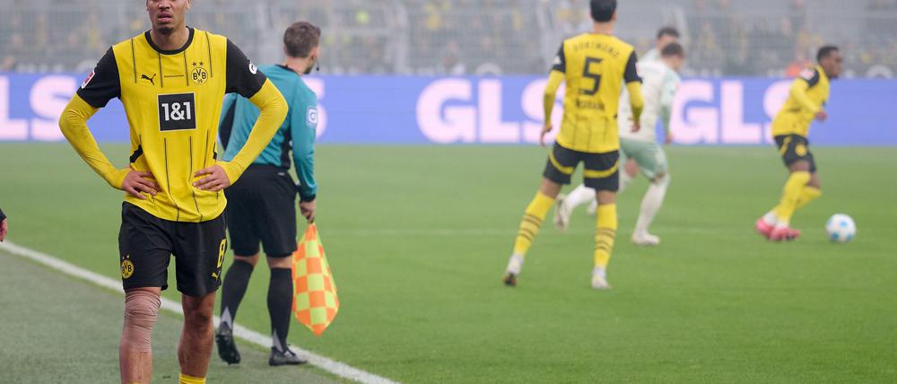 Nmecha verletzte sich im Bundesliga-Spiel gegen Werder Bremen. 