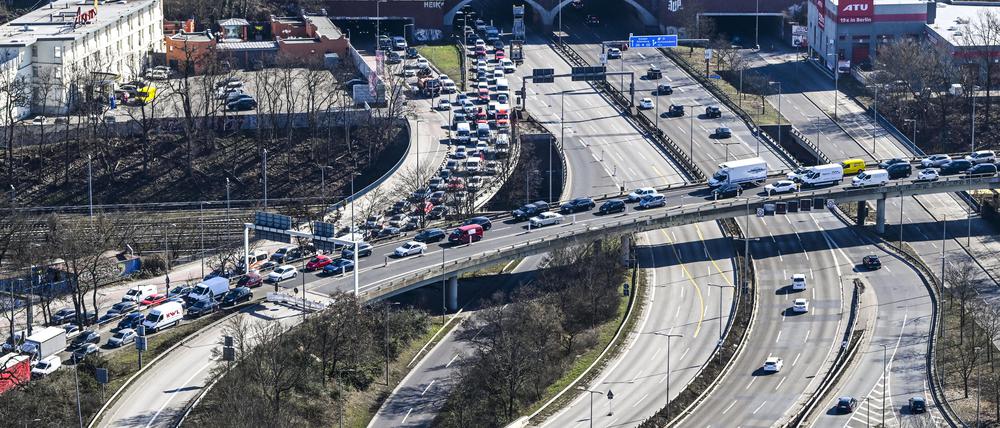 Blick auf die gesperrte Autobahn am Dreieck Funkturm.