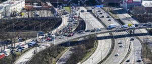 Blick auf die gesperrte Autobahn am Dreieck Funkturm.