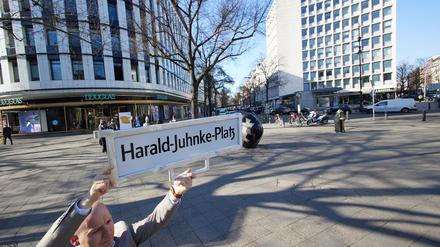 Das Straßenschild gibt es schon - am Kurfürstendamm soll ein Platz bald an Harald Juhnke erinnern. 
