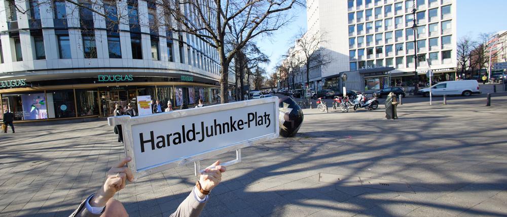 Das Straßenschild gibt es schon - am Kurfürstendamm soll ein Platz bald an Harald Juhnke erinnern.
