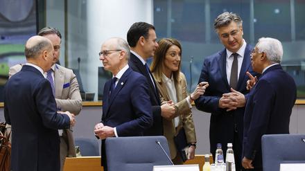 Der Präsident des Europäischen Rates Antonio Costa (r-l), der kroatische Ministerpräsident Andrej Plenkovic, die Präsidentin des Europäischen Parlaments Roberta Metsola, der portugiesische Ministerpräsident Luis Montenegro, der luxemburgische Premierminister Luc Frieden, der belgische Ministerpräsident Bart De Wever und der deutsche Bundeskanzler Olaf Scholz (SPD) nehmen an einem runden Tisch während eines EU-Gipfels teil. 