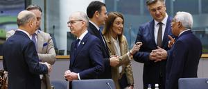 Der Präsident des Europäischen Rates Antonio Costa (r-l), der kroatische Ministerpräsident Andrej Plenkovic, die Präsidentin des Europäischen Parlaments Roberta Metsola, der portugiesische Ministerpräsident Luis Montenegro, der luxemburgische Premierminister Luc Frieden, der belgische Ministerpräsident Bart De Wever und der deutsche Bundeskanzler Olaf Scholz (SPD) nehmen an einem runden Tisch während eines EU-Gipfels teil. 
