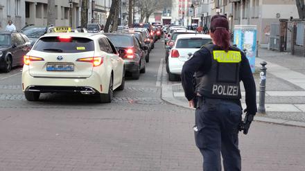 Die Polizei muss den Verkehr regeln. 