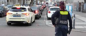 Die Polizei muss den Verkehr regeln. 
