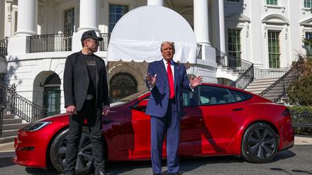Justizministerin erhebt Anklage gegen Kritiker, die Teslas anzünden 