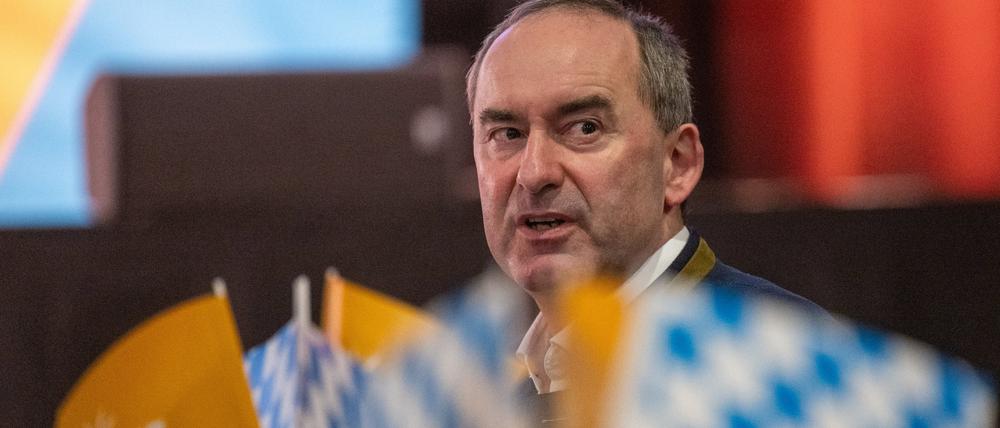 Hubert Aiwanger, Bundesvorsitzender der Freien Wähler, unterhält sich am Tisch beim politischen Aschermittwoch der Freien Wähler in der Stadthalle.
