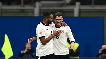 Leon Goretzka feiert mit Jonathan Tah sein Tor. 