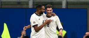 Leon Goretzka feiert mit Jonathan Tah sein Tor. 
