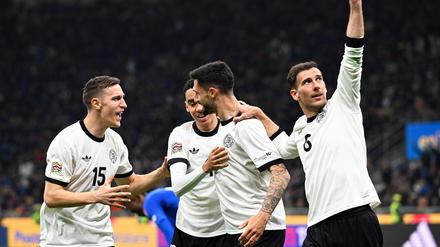 Deutschland um Matchwinner Leon Goretzka (r) jubelt in Mailand