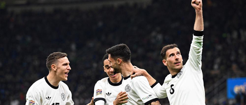 Deutschland um Matchwinner Leon Goretzka (r) jubelt in Mailand