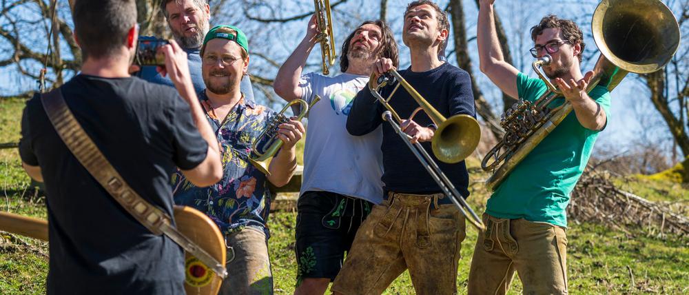 Elf Songs sind auf dem Album, bei denen sich dieses Mal unter die erfolgreiche Kombination aus bayerischer Blasmusik, Pop und Ska noch eine gute Prise Balkan-Klang mischt.