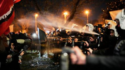 In Istanbul wird trotz Verbots demonstriert. 