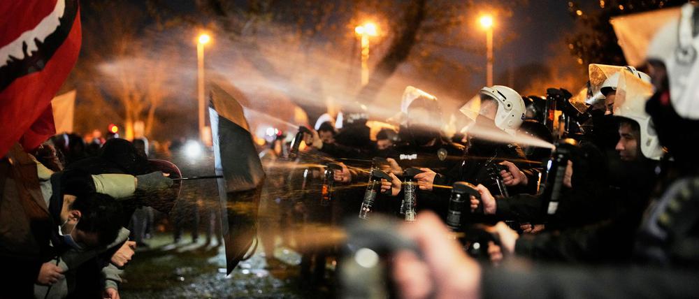 In Istanbul wird trotz Verbots demonstriert.