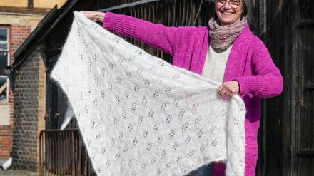 Weberin Svenja Suhr mit ihrem Dreieckstuch aus Hundewolle: Die Wolle fühlt sich so flauschig an wie Angora. 