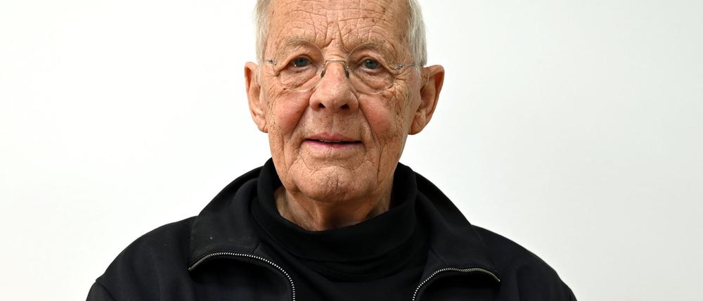 Der Schauspieler Rolf Becker dreht auch im hohen Alter noch für „In aller Freundschaft„.