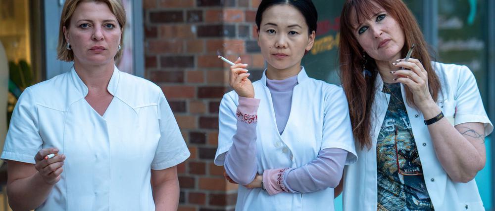 Das Team der „Beauty Oase Marzahn“ aus der ARD-Serie „Marzahn Mon Amour“ mit Chefin Jenny (Yvonne Yung Hee Bormann, Mitte) sowie den Angestellten Kathi (Jördis Triebel) und Lulu (Deborah Kaufmann).