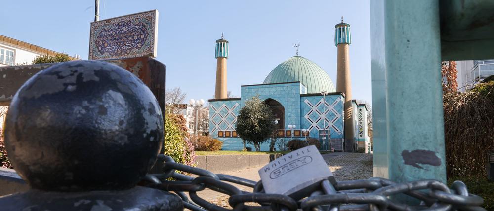 Zwei Ableger des verbotenen Islamischen Zentrums Hamburg, das die Blaue Moschee betreibt, sind mit Eilanträgen gegen die Verbotsanordnung vor dem Bundesverwaltungsgericht gescheitert.