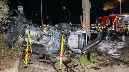 Rettungskräfte der Feuerwehr sind in der Innenstadt von Ludwigsburg an zwei verunfallten Fahrzeugen im Einsatz.