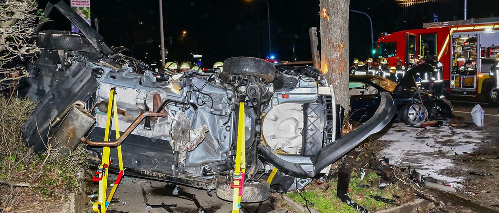 Rettungskräfte der Feuerwehr sind in der Innenstadt von Ludwigsburg an zwei verunfallten Fahrzeugen im Einsatz.