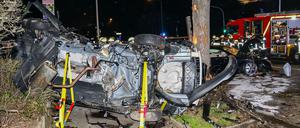 Rettungskräfte der Feuerwehr sind in der Innenstadt von Ludwigsburg an zwei verunfallten Fahrzeugen im Einsatz.
