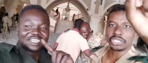 Mitglieder der sudanesischen Arme filmen sich selbst im Präsidentenpalast in Khartum.