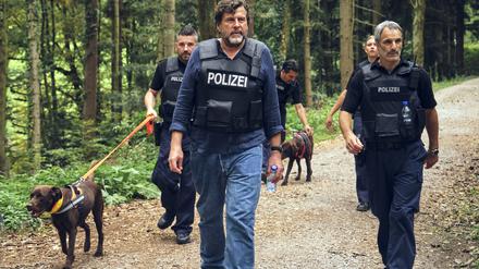 Friedemann Berg (Hans-Jochen Wagner) macht sich mit der Hundestaffel auf die Suche. Er hofft, die geflüchteten Verdächtigen so schnell wie möglich zu stellen.