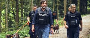 Friedemann Berg (Hans-Jochen Wagner) macht sich mit der Hundestaffel auf die Suche. Er hofft, die geflüchteten Verdächtigen so schnell wie möglich zu stellen.