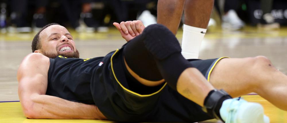 Stephen Curry von den Golden State Warriors hat sich am unteren Rücken verletzt.
