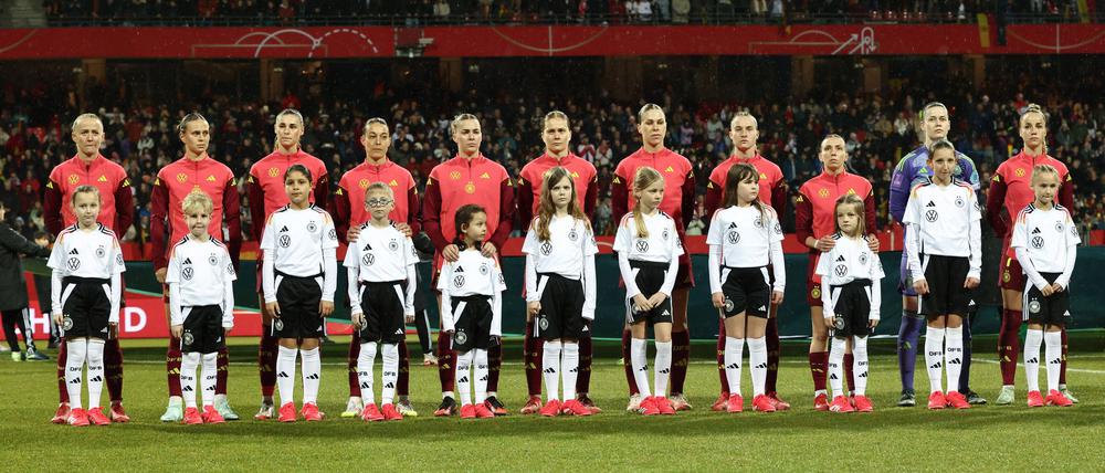 Die deutschen Kickerinnen wollen ihre jungen Fans noch mehr für Frauen-Fußball begeistern. 